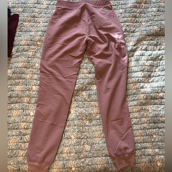 Figs Women’s Mauve Zamora Jogger Scrub Pants. Size Small Tall - Picture 2 of 3
